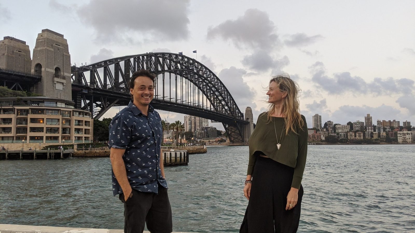 Teacher Marcelo em Sydney, com a Harbour Bridge ao fundo