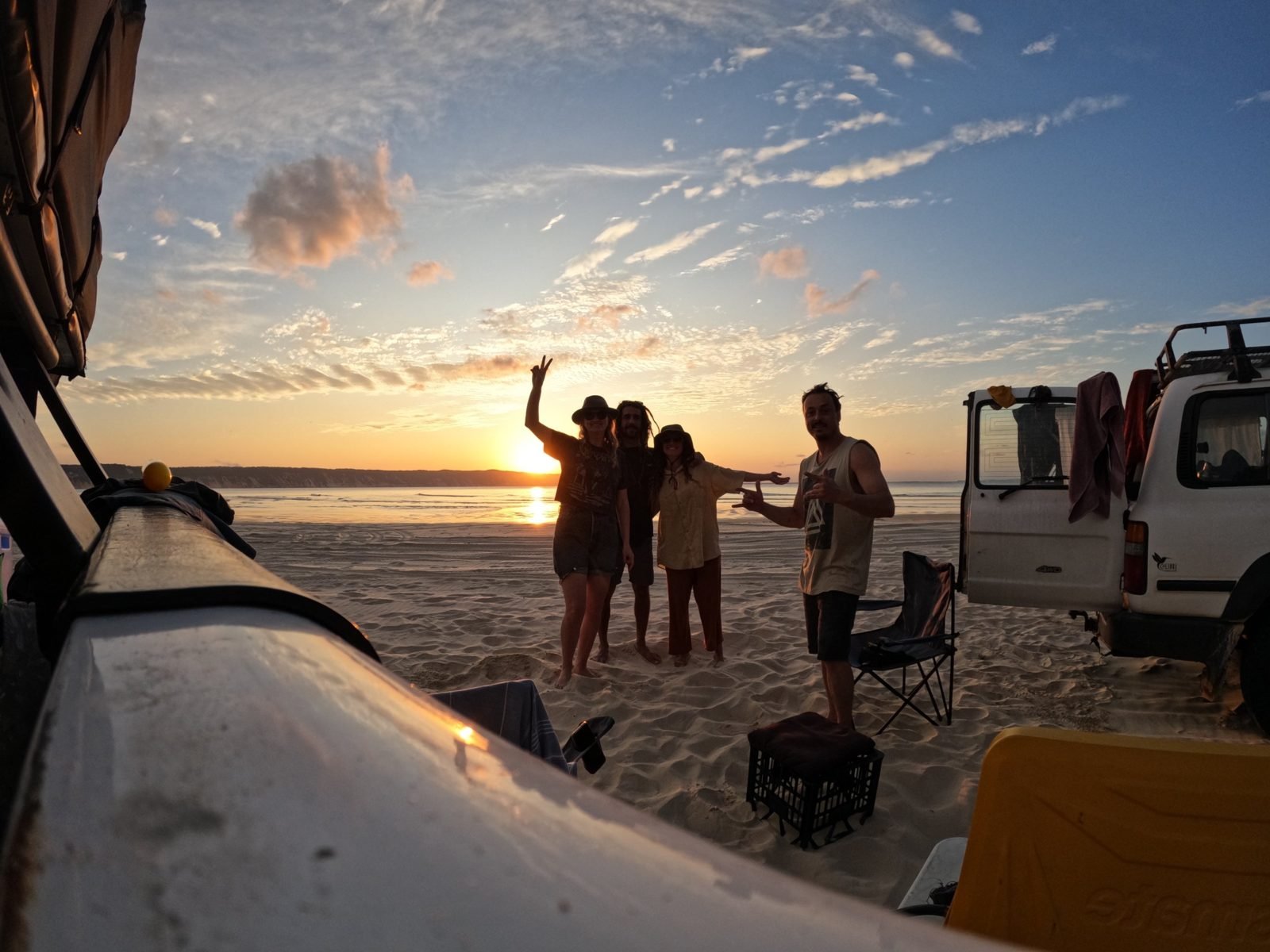 Marcelo e amigos acampados na praia, ao pôr do sol