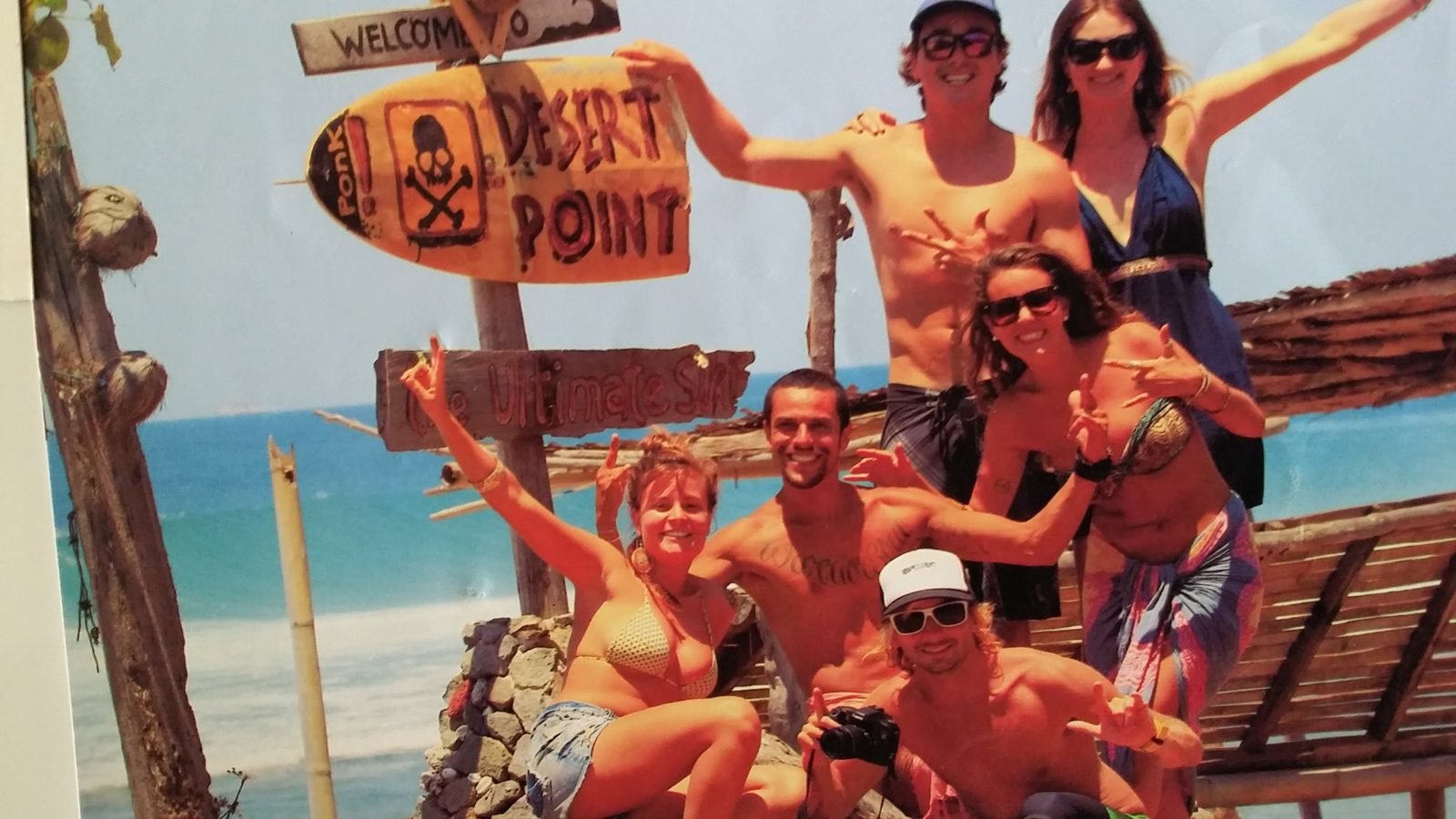Marcelo e amigos numa surf trip em Desert Point