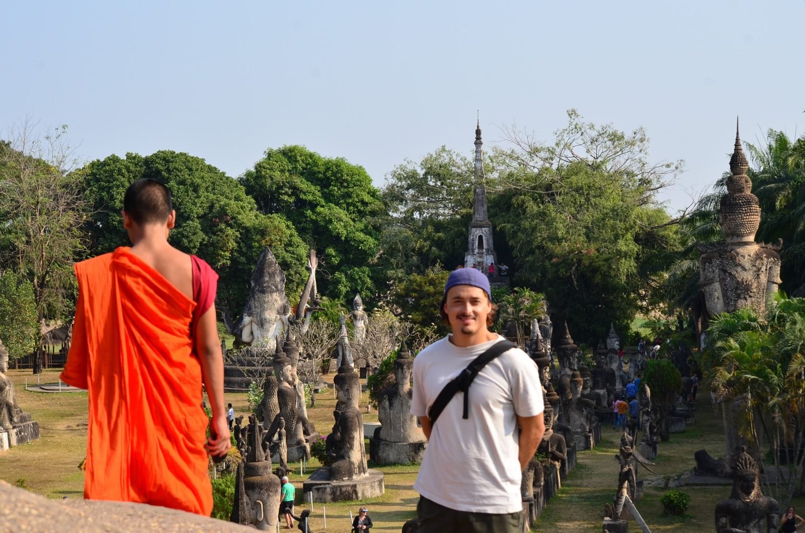 Marcelo num parque de esculturas budistas no Laos, ao lado de um monge