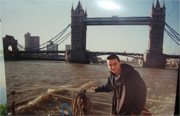 Marcelo jovem em Londres, com a Tower Bridge ao fundo