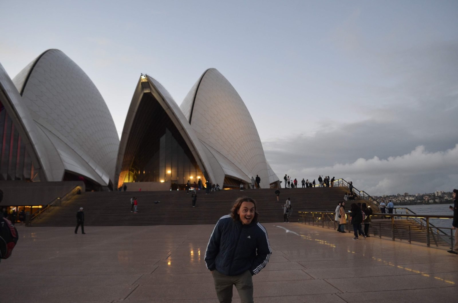 Marcelo fazendo careta em frente à Ópera de Sydney