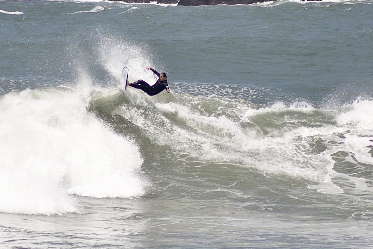 Marcelo surfando uma onda